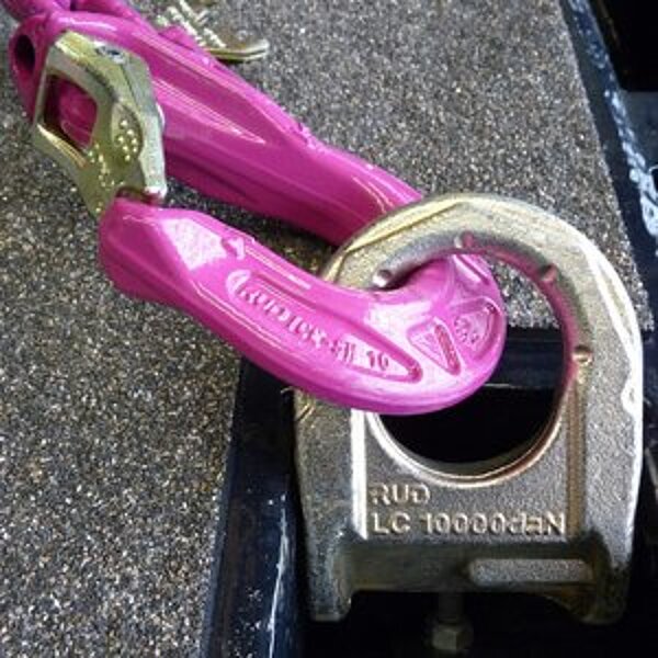 Nahaufnahme der RUD Optilash Click Klemme im Einsatz mit Zurrpunkt LC 10.000 daN.