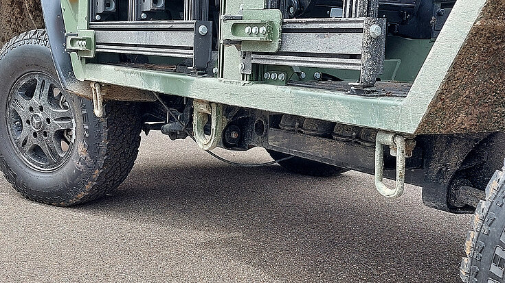 Nahaufnahme der Unterseite eines Militärfahrzeugs mit RUD Anschlagpunkten und Zurrpunkten für den Transport.