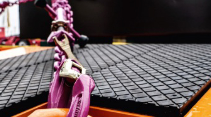 RUD-Zurrkette sichert schwere Last auf einer rutschfesten Unterlage für den sicheren Transport.