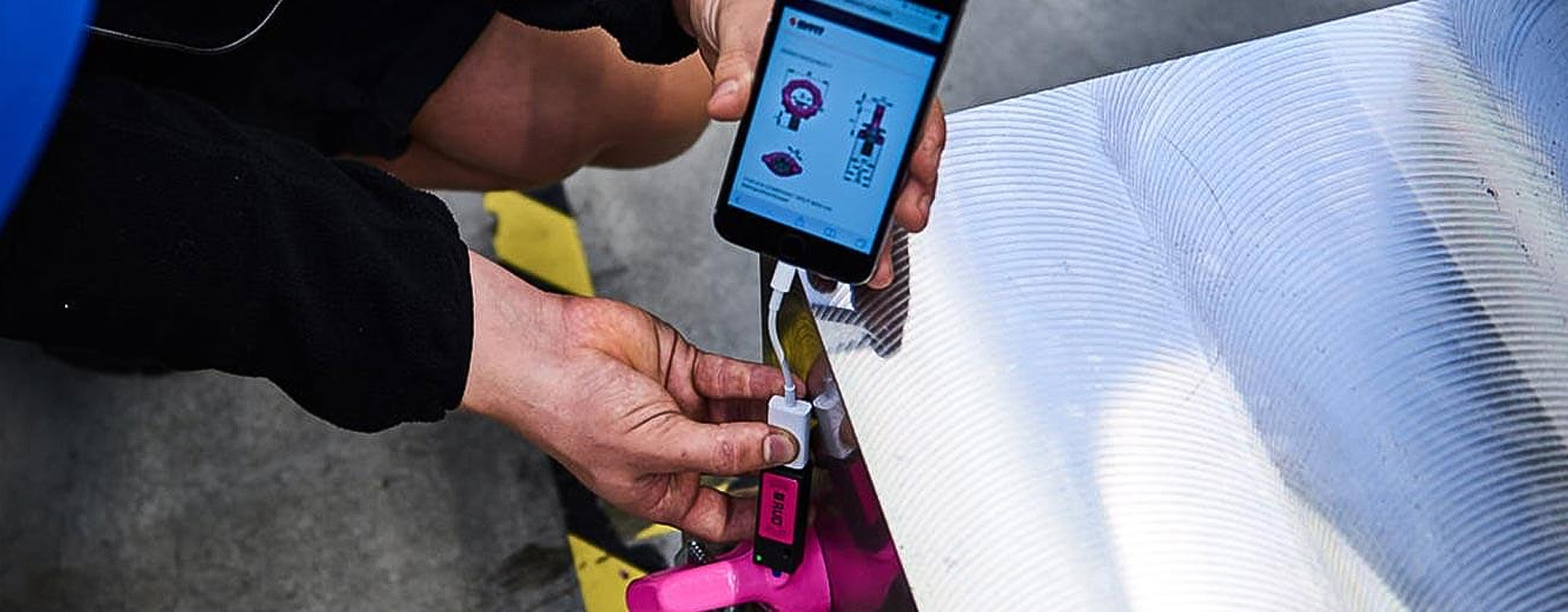 Mobile Auslesung eines RUD-Anschlagpunkts via USB-Stick und Smartphone-App in Industrieumgebung.