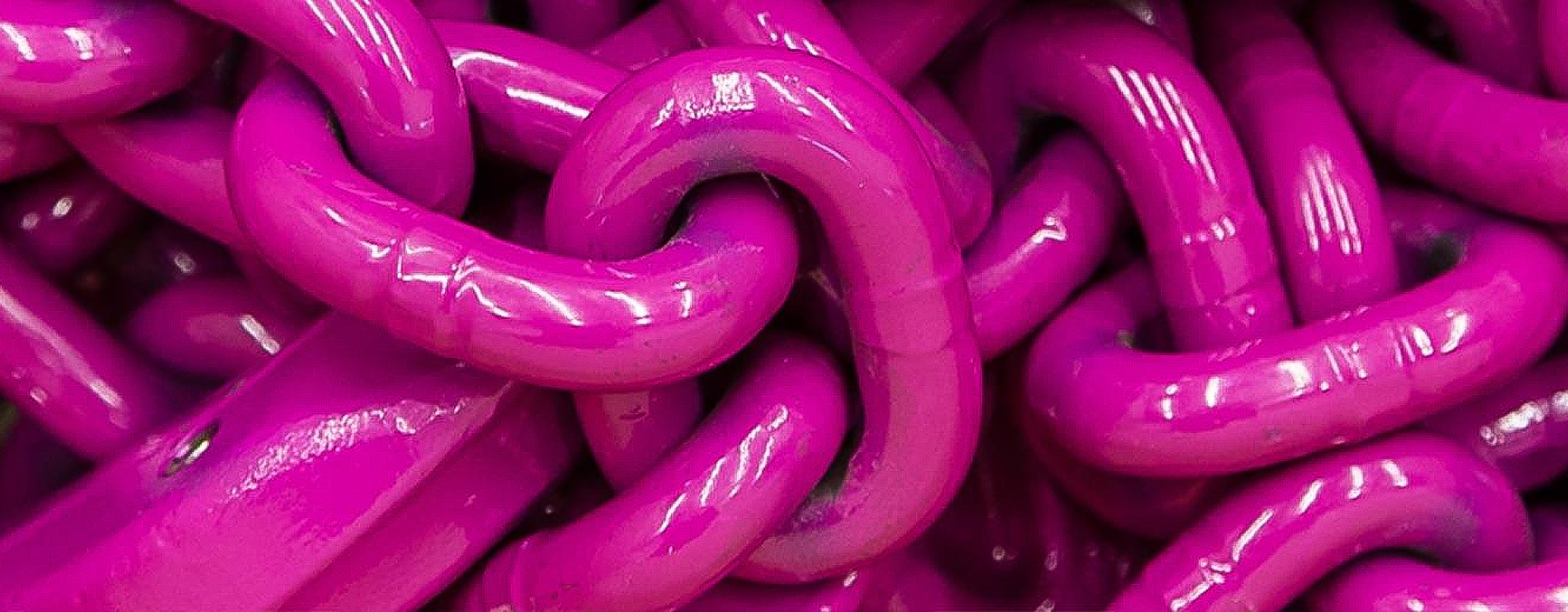 Nahaufnahme glänzender pinker RUD-Kettenglieder.