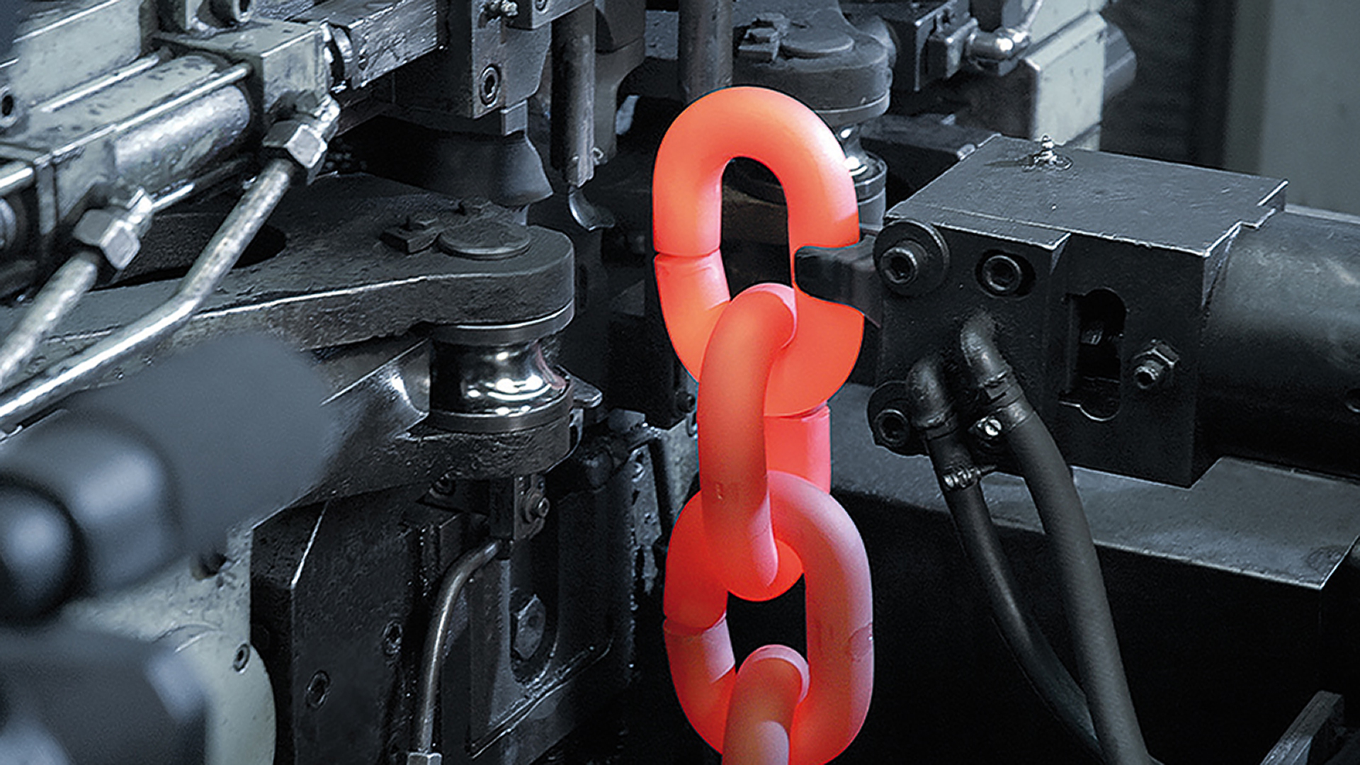 Leuchtend erhitzte RUD-Kette bei der Produktion zur Darstellung der Materialgüteklasse.