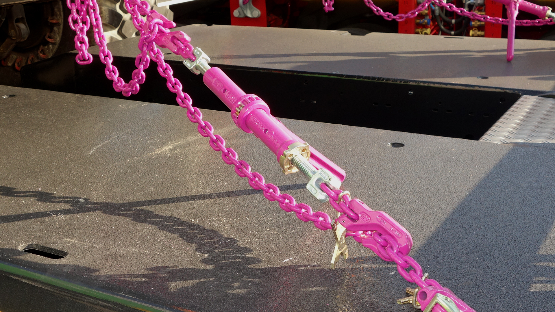 RUD Zurrkette mit integrierten Verkürzungselementen – Detailansicht auf einem Tieflader.