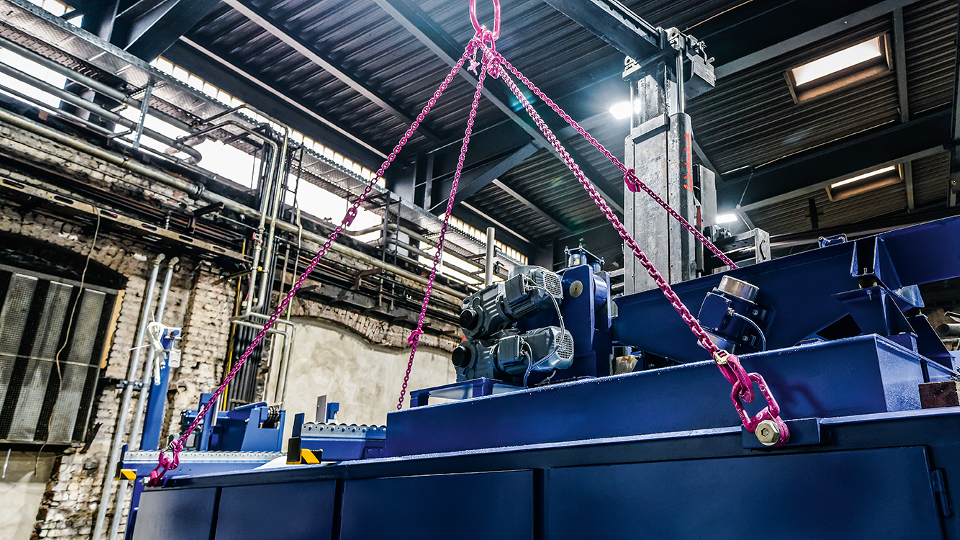 Anschlagmittel beim Heben einer Schwerlast in einer industriellen Umgebung