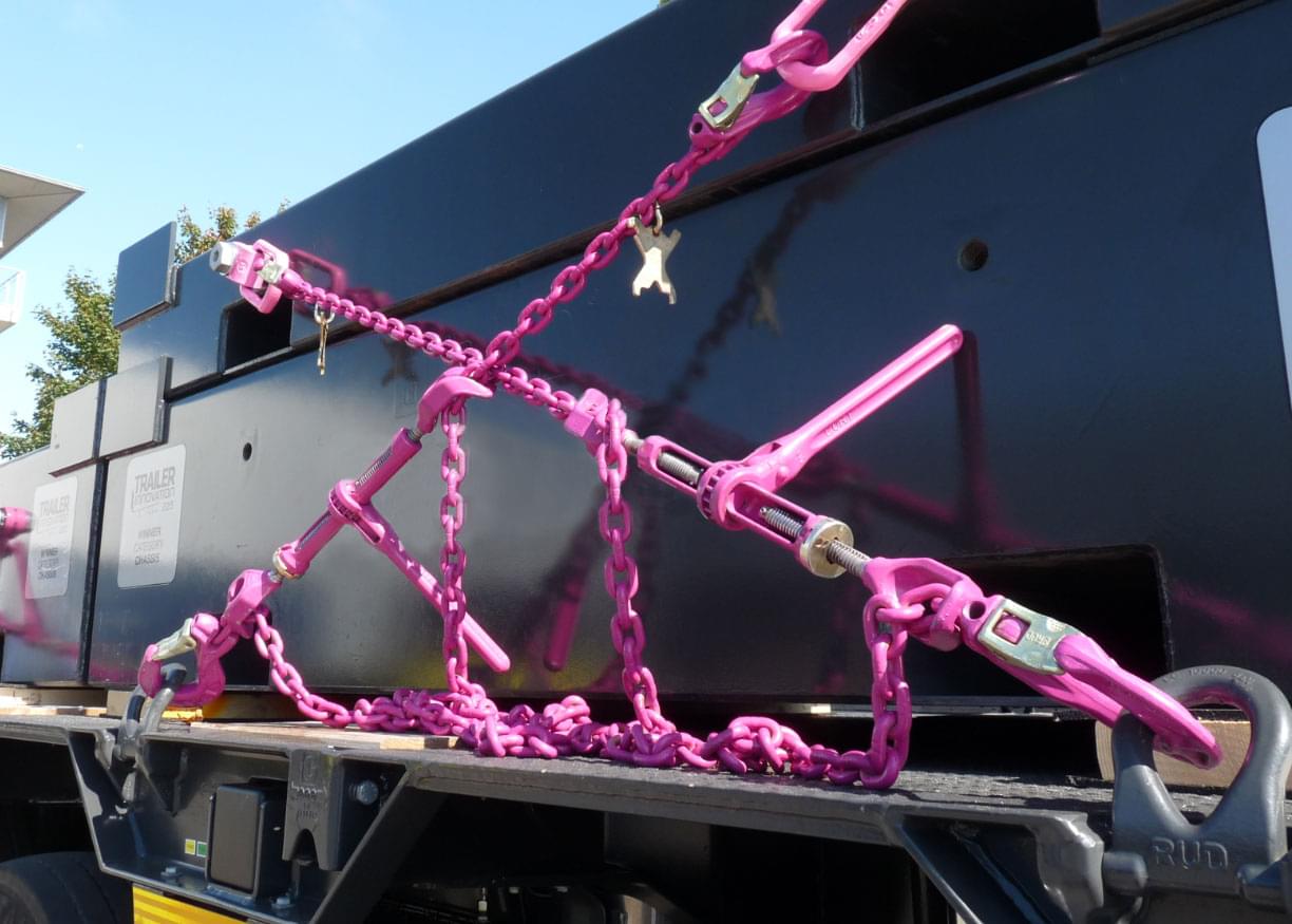 Zurrmittel im Einsatz zur Ladungssicherung eines Großtransports