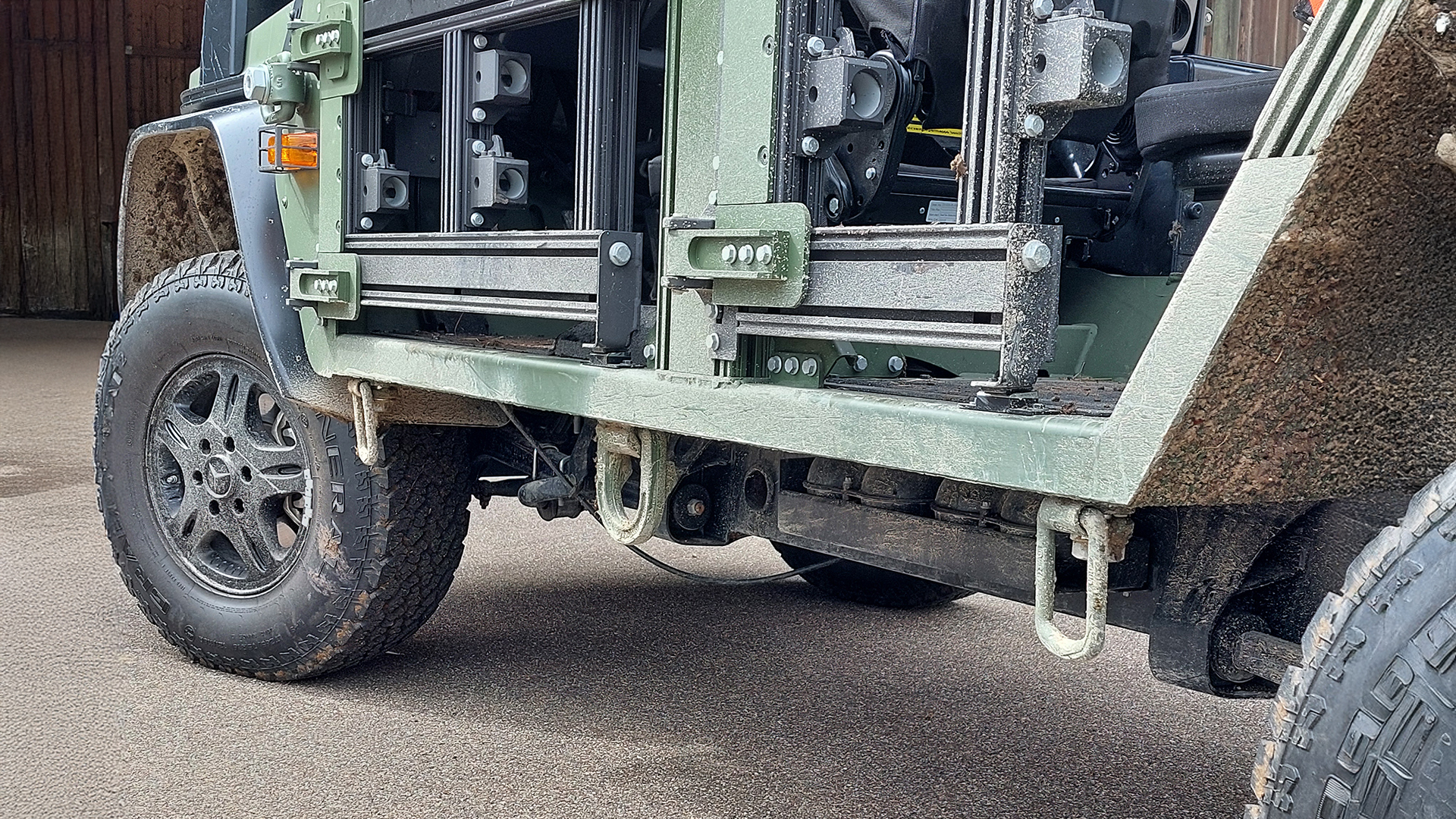 Fahrzeug im Offroad-Einsatz mit befestigten RUD Anschlagpunkten und Zurrpunkten an der Fahrzeugunterseite.