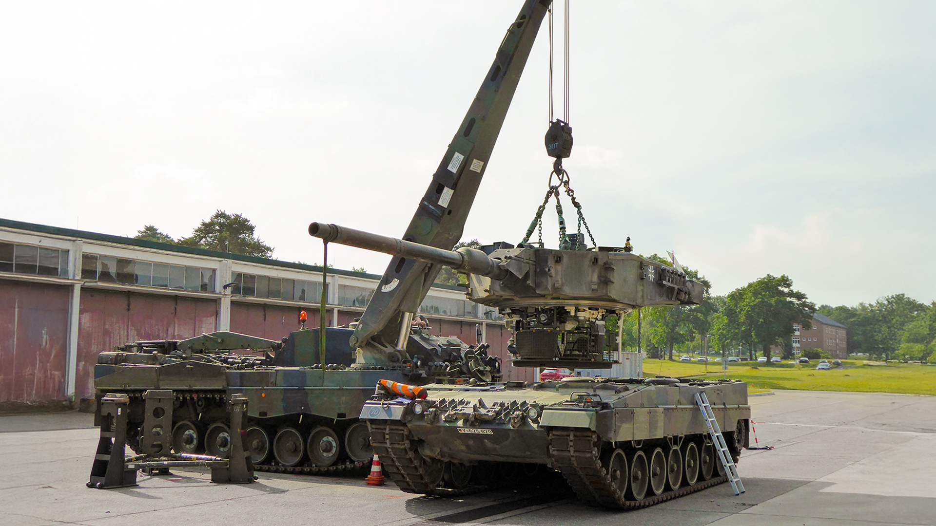 Kran hebt den Turm eines Leopard-Panzers für Wartungsarbeiten an, gesichert mit RUD Anschlagpunkten.