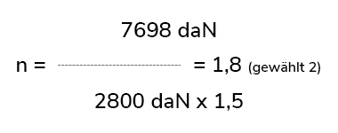 Berechnung der Anzahl benötigter Zurrmittel: „n = 7698 daN / (2800 daN × 1,5) = 1,8“, gerundet auf 2 Zurrmittel (gewählt: 2).