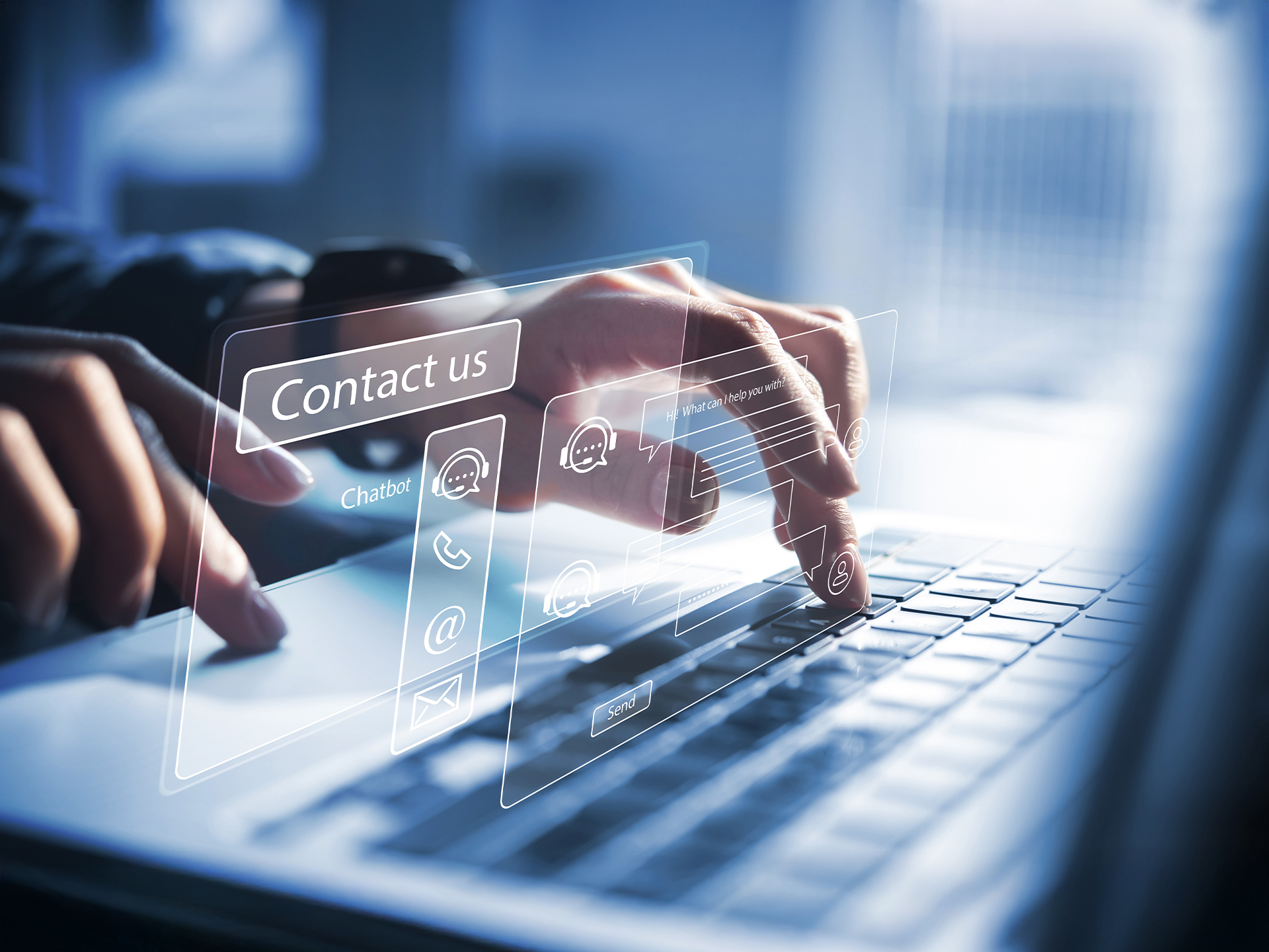 Finger tippt auf Laptop-Tastatur, überlagert von digitaler Benutzeroberfläche mit Kontaktoptionen wie Chatbot, Telefon, E-Mail und Chatfenster.