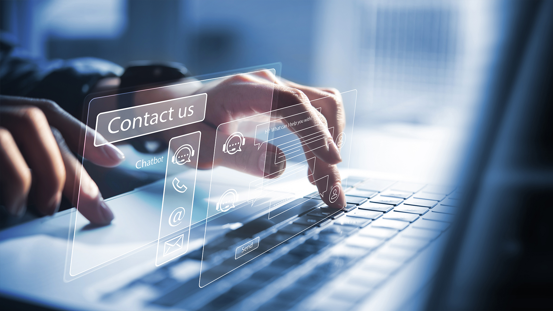 Finger tippt auf Laptop-Tastatur, überlagert von digitaler Benutzeroberfläche mit Kontaktoptionen wie Chatbot, Telefon, E-Mail und Chatfenster.