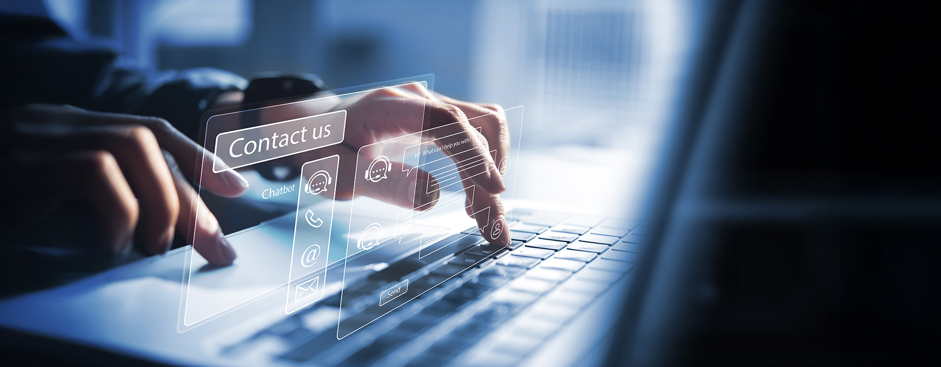 Finger tippt auf Laptop-Tastatur, überlagert von digitaler Benutzeroberfläche mit Kontaktoptionen wie Chatbot, Telefon, E-Mail und Chatfenster.