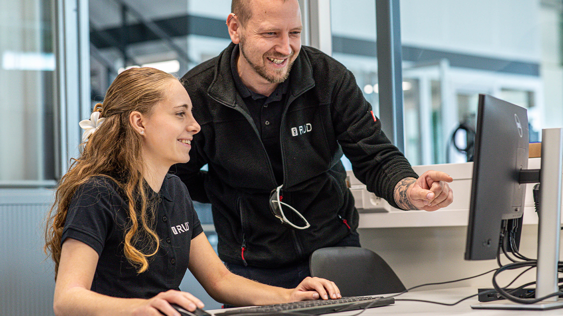 RUD Mitarbeitende im Büro: Eine Frau und ein Mann arbeiten gemeinsam am Computer und besprechen Inhalte auf dem Bildschirm.