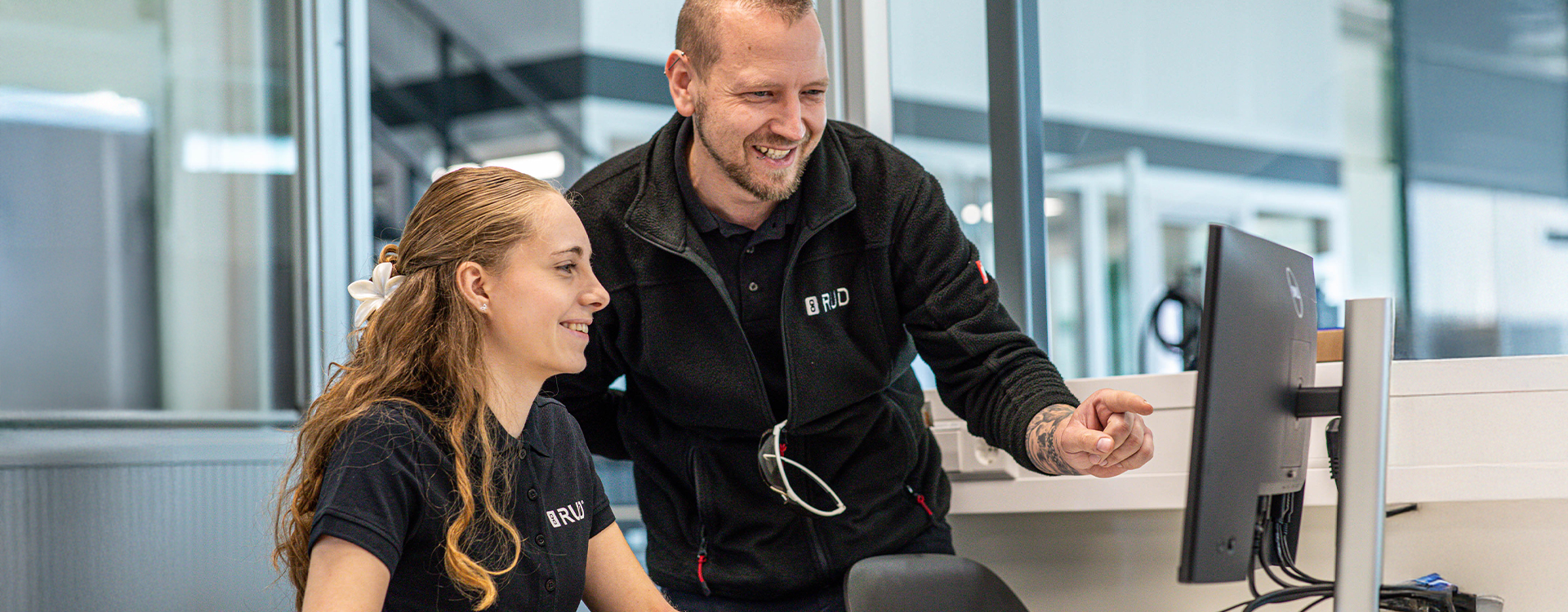 RUD Mitarbeitende im Büro: Eine Frau und ein Mann arbeiten gemeinsam am Computer und besprechen Inhalte auf dem Bildschirm.